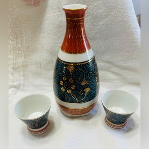 Kutani Japanese sake set, 3 pieces. Gold trim, excellent condition. Marked.